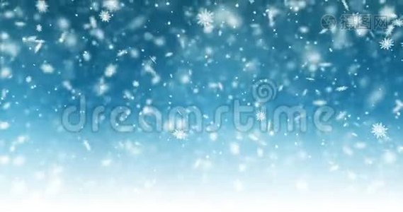 在明亮的蓝色背景上飘落的雪花和波克粒子。 摘要新年背景。 雪花动画视频