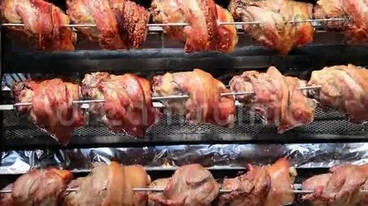 一排排鸡在烤架上烹饪视频