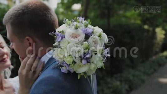 新婚快乐在公园拥抱亲吻。视频
