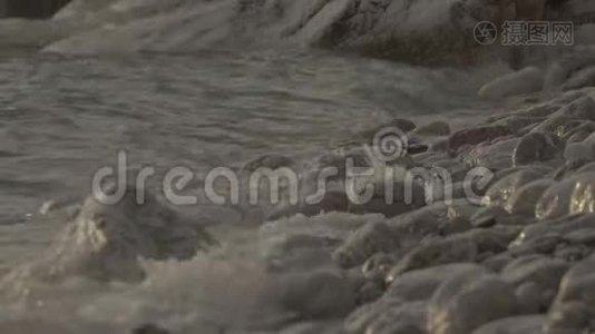 一个石质海岸的特写。 黑山，斯维蒂·斯特凡。视频