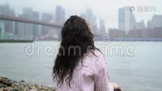 在纽约散步的年轻女子视频