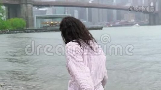 在纽约散步的年轻女子视频