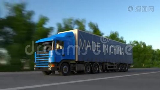 加速货运半卡车与中国制造标题在拖车上。 公路货物运输。 无缝回路4K夹视频