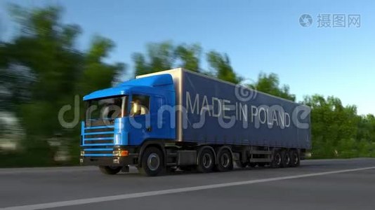 加速货运半卡车，在拖车上加上MADE的POLAND字幕视频