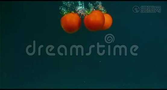 水中缓慢运动的番茄视频
