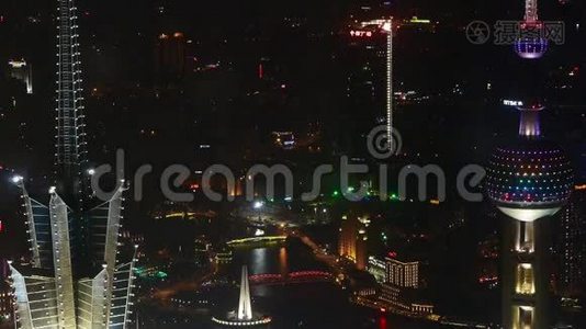 夜间摩天大楼屋顶皇冠的空中景观，航运和城市交通。视频