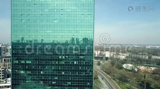 一栋办公楼绿色彩色镜面反射城市景观的空中拍摄。 4K型视频