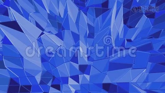 蓝色低聚摇摆表面作为凉爽的背景。 蓝色多边形的几何摇摆环境或脉动背景视频