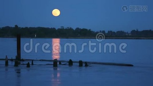 满月越过弗雷泽河视频