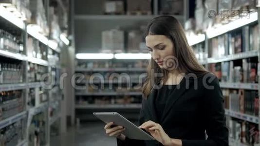 销售，购物，消费主义和人的概念-接近年轻妇女与平板电脑电脑在市场上，客户在视频