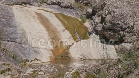 山涧流过石块.视频