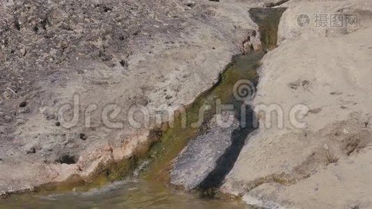 山涧流过石块.视频