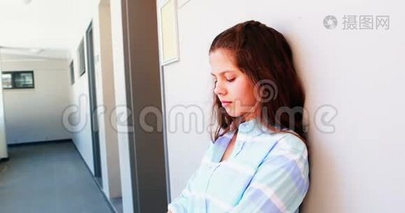 悲伤的女学生坐在走廊里视频