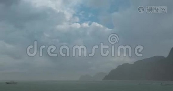 时间流逝的雨云在海滩和海洋景观与船。 海洋中的热带风暴。视频