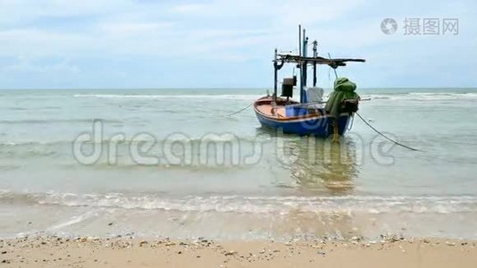 泰国恰姆，低潮时，当地渔民在海滩上停泊视频