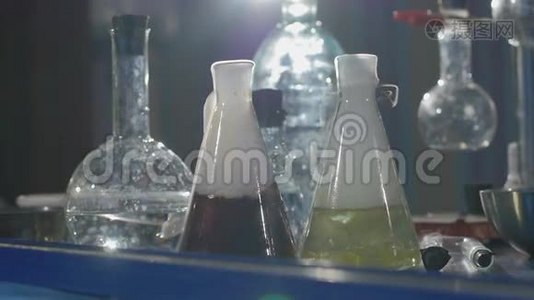 慢动作地下实验室的化学实验视频
