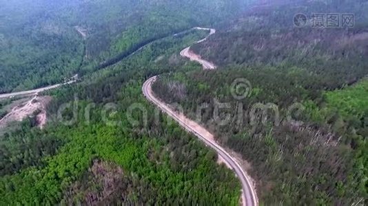 在去贝加尔湖的路上，在森林中的道路上观看视频无人机的鸟瞰图视频