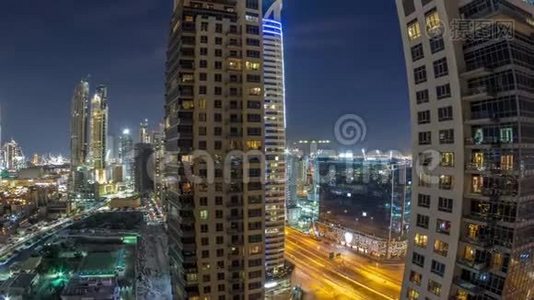 美丽的迪拜市中心和商务湾天际线与现代建筑夜间时间推移。视频