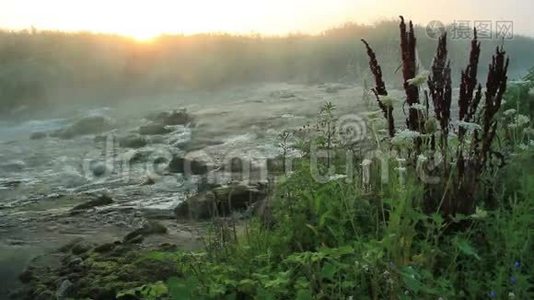 黎明在奔腾的河流上视频