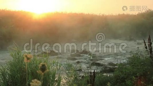 黎明在奔腾的河流上视频