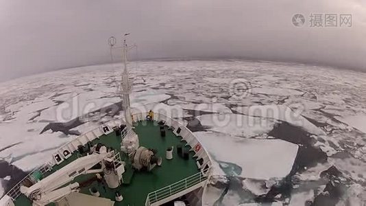 在冰中旅行，北极视频
