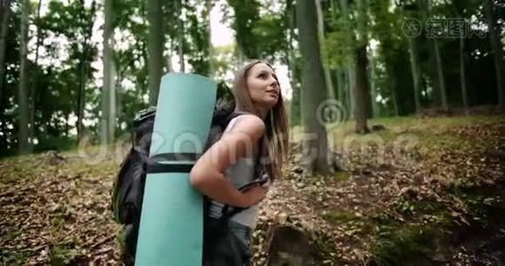 背包女人在森林里散步视频