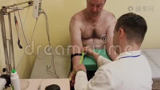男医生用医疗器械检查病人。视频