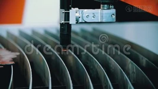 工厂里的一台工业数控机床视频