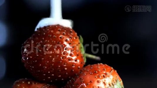 新鲜的草莓甜点视频