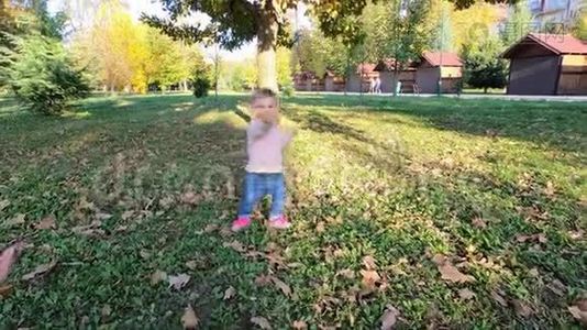 秋天，快乐的小女孩和妈妈在公园散步视频