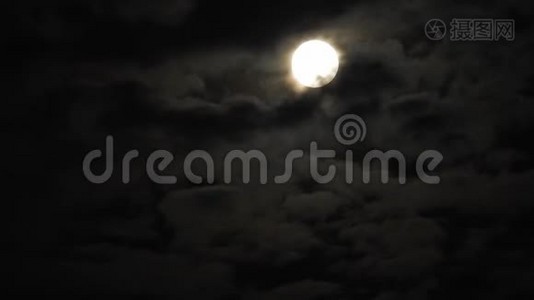夜晚满月与云实时。 黑色天空中的4K视频满月。 云在夜晚经过月亮。 夜空中有一个视频