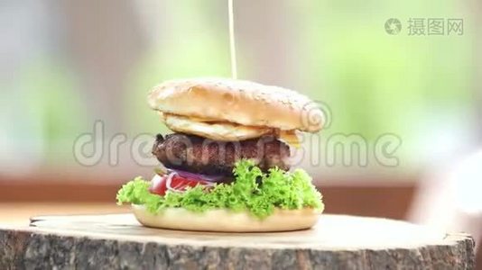 木板上的汉堡。视频