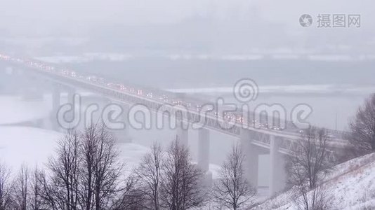 冬天，汽车在雪道上行驶，雪道上的交通，暴风雪视频