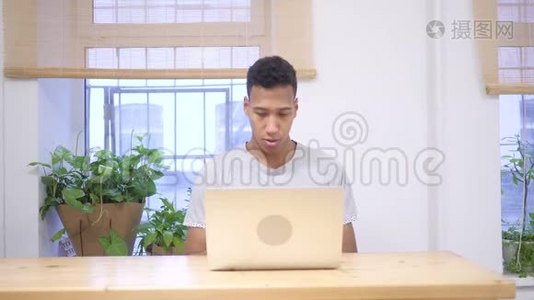 成功，成功的非洲男人在笔记本电脑上工作视频