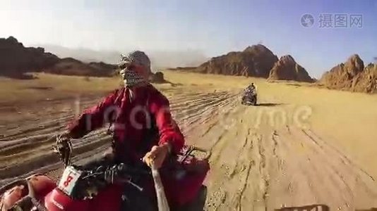 在埃及沙漠骑四方自行车视频