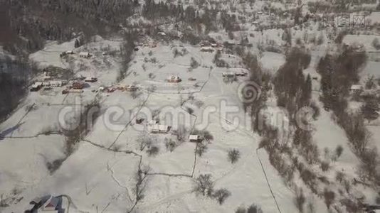 喀尔巴阡山上白雪覆盖着平静舒适的童话村庄克里沃维尼亚，鸟瞰视频