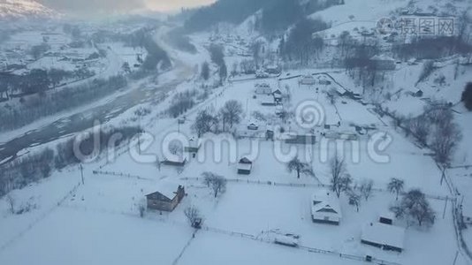 喀尔巴阡山上白雪覆盖着平静舒适的童话村庄克里沃维尼亚，鸟瞰视频