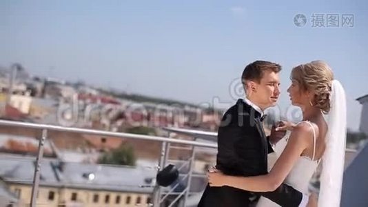 在屋顶结婚视频