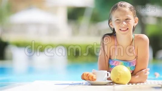 户外游泳池可爱的小女孩视频