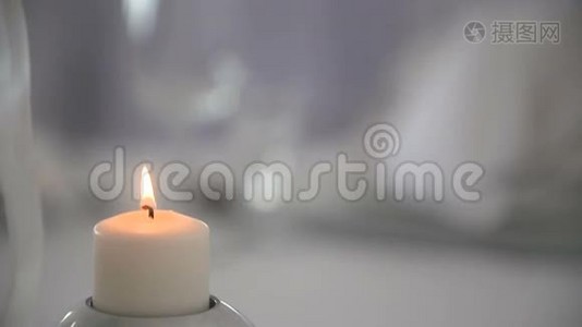 用鲜花和蜡烛装饰的桌子视频