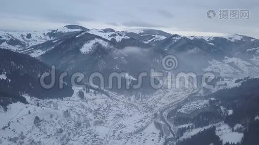 喀尔巴阡山上白雪覆盖的克里沃维尼亚山村，鸟瞰视频