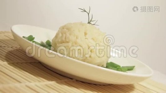 传统的米饭和馅。视频
