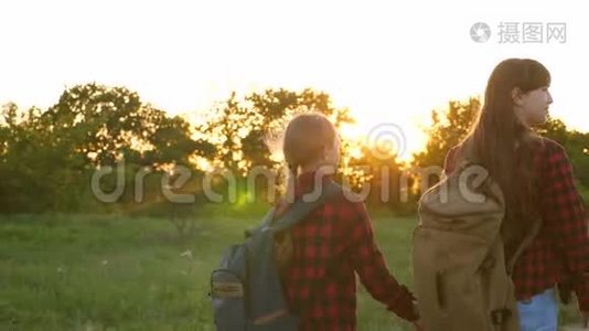 乡村公路上的旅游女孩。 远足女孩，青少年女孩旅行和牵手。 儿童旅行者。 带背包的女孩视频