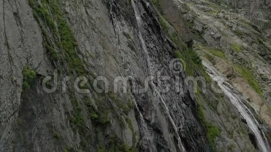 高加索山脉的岩壁上的一股水花瀑布发出的空气视频