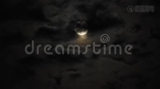 夜晚满月与云实时。 黑色天空中的4K视频满月。 云在夜晚经过月亮。 夜空中有一个视频