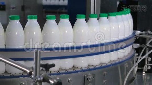 一家乳品厂的牛奶塑料瓶在传送带上移动。视频