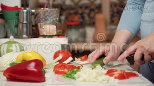 女性手切蔬菜.视频