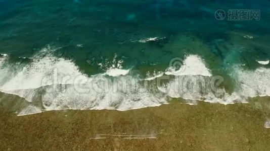 波浪撞击珊瑚礁。视频
