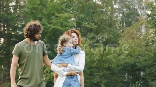 快乐的一家人一起在公园里。 夏日时光。视频