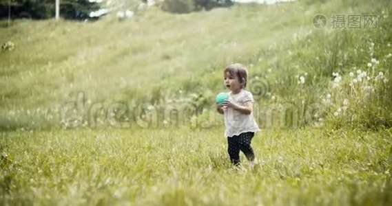 可爱的女婴在春末探索公园。视频